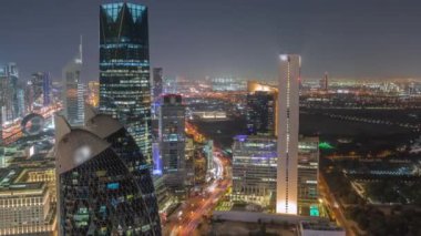 Dubai 'deki Sheikh Zayed Yolu' ndaki yüksek binaların Skyline görüntüsü. Yukarıdan aydınlatılmış gökdelenler ve Uluslararası Finans Merkezi 'ndeki ofis kuleleri