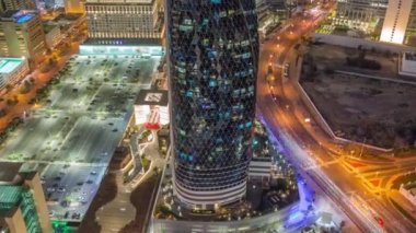 Skyline, Dubai 'deki Sheikh Zayed Yolu' ndaki yüksek binalara bakıyor. Hava sahasındaki gece saatleri, BAE. Uluslararası Finans Merkezi 'nde yukarıdan aydınlatılmış gökdelenler. Büyük otopark.