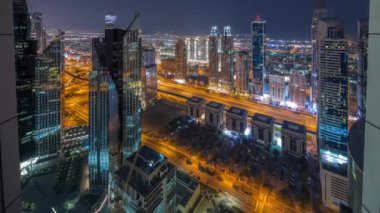 Dubai 'deki Sheikh Zayed Yolu' ndaki yüksek binalar gece gündüz panoramik zaman geçişi, BAE. Finans bölgesindeki gökdelenler. Arka planda evler ve villalar var.