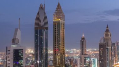 Dubai 'deki Sheikh Zayed Yolu' ndaki yüksek binaların gökyüzü manzarası gece gündüz geçiş zamanı, BAE. Güneş doğmadan önce Uluslararası Finans Merkezi 'ndeki gökdelenler