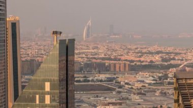 Su kanalı yakınında inşaat alanı olan evler ve villalar. Dubai 'deki Sheikh Zayed Yolu' ndaki yüksek binalar sabah saatleri, BAE. Finans bölgesindeki gökdelenler yukarıdan.