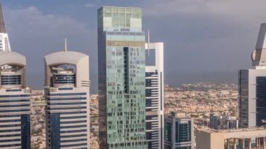 Dubai 'deki Sheikh Zayed Yolu' ndaki yüksek binaların Skyline görüntüsü. Uluslararası Finans Merkezi 'ndeki gökdelenler yukarıdan finans merkezi ve arkasında villalar