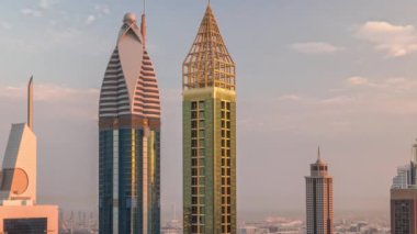 Dubai 'deki Sheikh Zayed Yolu' ndaki yüksek binaların Skyline görüntüsü. Uluslararası Finans Merkezi 'ndeki gökdelenler güneş doğduktan sonraki sabah havadan finans merkezi