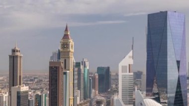 Dubai 'deki Sheikh Zayed Yolu' ndaki yüksek binaların Skyline görüntüsü. Uluslararası Finans Merkezi 'ndeki gökdelenler yukarıdan. Bulutlu gökyüzü