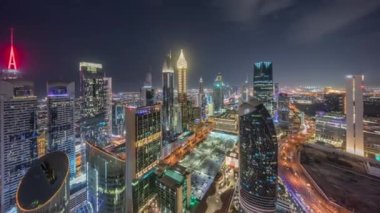 Dubai 'deki Sheikh Zayed Yolu' ndaki yüksek binaların gökyüzü panoramik görüntüsü. Yukarıdan alışveriş caddesi yakınlarındaki Uluslararası Finans Merkezi 'nde aydınlatılmış gökdelenler