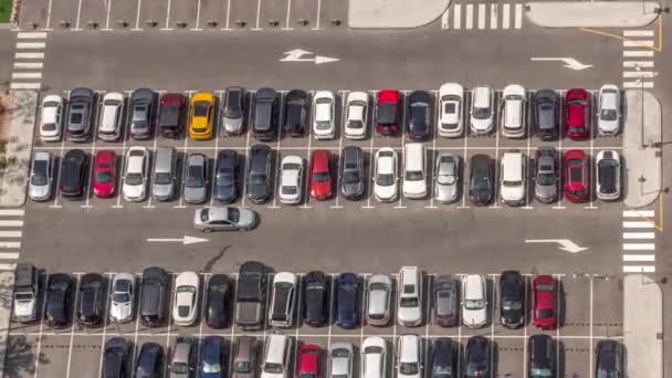 许多五彩斑斓的汽车停放在停车场上的空中景观 在漫长的阴影快速移动的情况下 整天都有线条和标记标明地点和方向 迪拜金融区大道 — 图库视频影像
