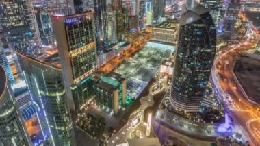 Skyline, Dubai 'deki Sheikh Zayed Yolu' ndaki yüksek binaların panoramik manzarasına bakıyor. Uluslararası Finans Merkezi 'nde yukarıdan aydınlatılmış gökdelenler