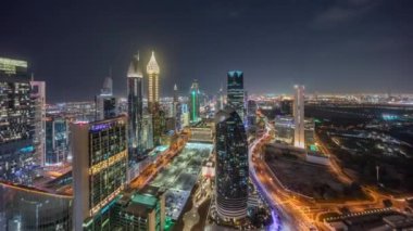 Dubai 'deki Sheikh Zayed Yolu' ndaki gökdelen manzaralı gece panoramik zaman çizelgesi, BAE. Uluslararası Finans Merkezi 'nde yukarıdan aydınlatılmış gökdelenler