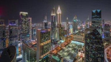 Panorama, Dubai 'deki Sheikh Zayed Yolu' ndaki gökdelen manzaralı binaları gösteriyor. Uluslararası Finans Merkezi 'nde yukarıdan aydınlatılmış gökdelenler