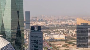 Bur Dubai ve Deira 'nın hava sahaları finans bölgesinden izleniyor. Dubai Deresi boyunca bulunan binalar. Finans bölgesindeki ofis gökdelenleri