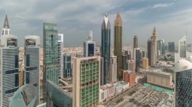 Dubai 'deki Sheikh Zayed Yolu' ndaki yüksek binaların gökyüzü manzaralı panoramik zaman dilimi, BAE. Uluslararası Finans Merkezi 'ndeki gökdelenler bulutlu gökyüzü ile yukarıdan finans merkezi