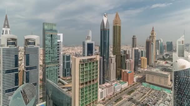 迪拜谢赫扎耶德路高楼大厦的天际线视图 阿联酋迪拜空中全景时间 国际金融中心的摩天大楼高耸入云 — 图库视频影像