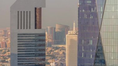 Şeyh Zayed Yolu 'ndaki Dubai Dünya Ticaret Merkezi yukarıdan mali bölge hava zaman aralığında ofis kulelerinin arkasında. Dubai 'de arka planda küçük evler