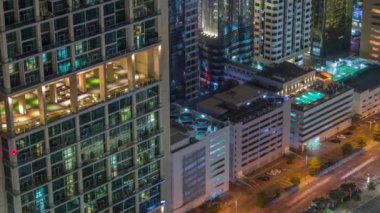 Dubai havaalanındaki yoğun yol yakınındaki çok katlı otoparkın tepesindeki çatı yüzme havuzu, BAE. Yukarıdan ve parlayan pencerelerden Uluslararası Finans Merkezi 'nde kuleler