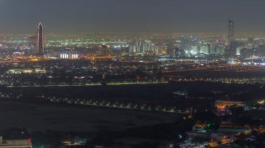 Bur Dubai ve Deira 'nın hava sahaları zaman çizelgesi finans bölgesinden izleniyor. Dubai Deresi boyunca bulunan binalar. Havaalanı terminalleri ve oteller