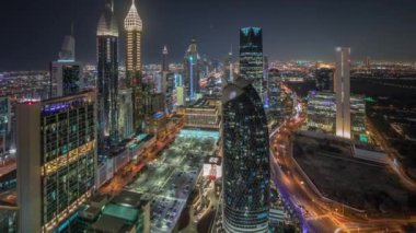 Dubai 'deki Sheikh Zayed Yolu' ndaki gökdelenlerin gökyüzü panoraması. Yukarıdan aydınlatılmış gökdelenler ve Uluslararası Finans Merkezi 'ndeki ofis kuleleri