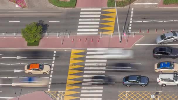 Yukarıdan Dubai Zaman Diliminde Zebrayla Dolu Yoğun Bir Yol Trafiğine — Stok video