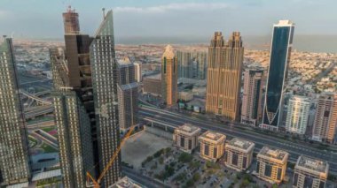 Dubai 'deki Sheikh Zayed Yolu' ndaki yüksek binalar sabah saatleri, BAE. Gündoğumunda yukarıdan uluslararası finans bölgesinde gökdelenler. Arka planda evler ve villalar var.