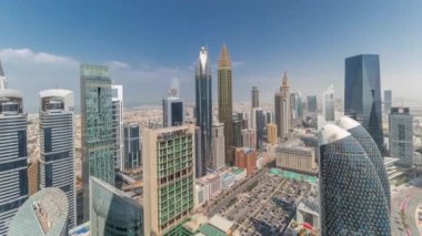 Panorama, Dubai 'de bulunan Sheikh Zayed Yolu' ndaki yüksek binaların ufuk çizgisini gösteriyor. Yukarıdan Uluslararası Finans Merkezi 'ndeki gökdelenler mavi gökyüzünde bulutlarla
