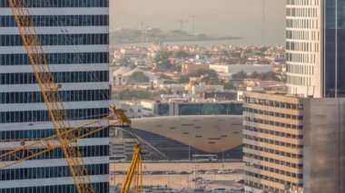 Dubai 'de Şeyh Zayed Yolu' nun yanındaki Business Bay Metro İstasyonu yakınlarındaki gökdelenler ve özel evler. İnşaat alanında vinçlerle hava manzarası