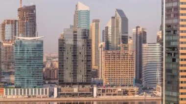 Dubai Business Bay ve şehir merkezinin havadan görüntüsü. Kanal zamanındaki çeşitli gökdelenler ve kuleler. Vinçli inşaat alanı