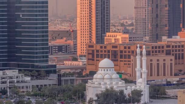 Masjid Putih Baru Dekat Teluk Avenue Dengan Pusat Perbelanjaan Dikelilingi — Stok Video