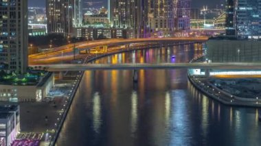 Dubai 'nin Business Bay bölgesindeki su kanalı boyunca yürüme mesafesinde. Rıhtım üzerindeki köprüleri yukarıdan gökdelenlerle aydınlatmak, Birleşik Arap Emirlikleri