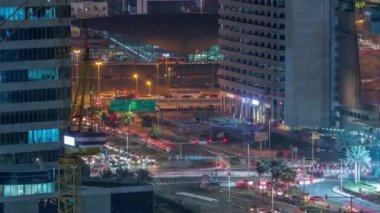 Gökdelenler ve trafik, Dubai 'de Şeyh Zayed Yolu' nun yanındaki Business Bay Metro İstasyonu yakınlarında. İnşaat alanında vinçlerle gökyüzü manzarası