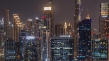 Dubai İş Koyu 'na ve şehir merkezine açılan hava manzarası. Kanal boyunca çeşitli aydınlık gökdelenler ve kuleler var..