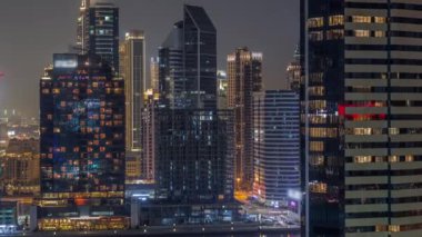 Dubai Business Bay ve şehir merkezinin havadan görüntüsü. Kanal boyunca çeşitli gökdelenler ve kuleler var. İnşaata kadar binalar