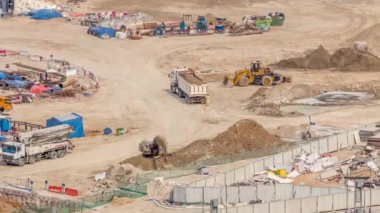 Apartman kompleksi zaman tüneli inşaatı için temel çukuru. Kazı makineleri, buldozerler ve kamyonlar olarak Dubai 'deki derin tesis ve kazılar