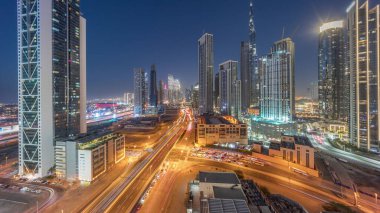Dubai şehir merkezinin havadan panoramik görüntüsü. Günbekten geceye geçiş zamanına kadar pek çok kule var. Akıllı şehir şehrindeki iş alanı. Günbatımından sonra gökdelen ve yüksek binalar, BAE.