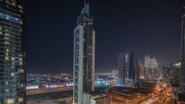 Panorama, Dubai Şehir Merkezi ve Business Bay ufuk çizgisini gece saatlerinde aydınlatılmış kulelerle gösteriyor. Şık şehir şehrindeki lüks bir bölge. Gökdelenler ve gökdelenler