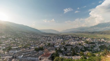 Günbatımında Cirokastra kentini Osmanlı Kalesi 'nin Cirokaster zaman ayarlı kalesinin perspektifinden gösteren panorama. Batan güneşle Arnavutluk 'un hava manzarası