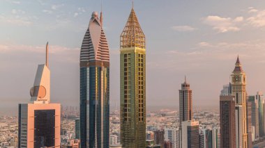 Dubai 'deki Sheikh Zayed Yolu' ndaki yüksek binaların Skyline görüntüsü. Uluslararası Finans Merkezi 'ndeki gökdelenler güneş doğduktan sonra sabahın erken saatlerinden itibaren finans merkezi