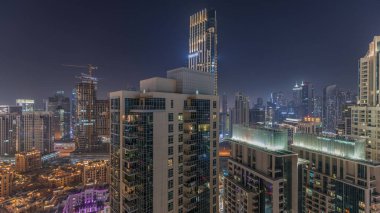 Dubai şehir merkezindeki panorama, gece hava saatleri. Modern gökdelenleri ve gökdelenleri olan şehir silueti ve yukarıdan inşa alanı