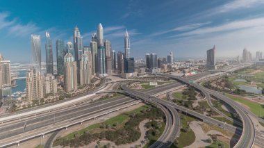 Panorama, Dubai Marina ve medya şehrini golf sahası kavşağındaki spagetti kavşağında gösteriyor. En yüksek gökdelenler ve trafik. JLT bölgesinden hava üst görünümü