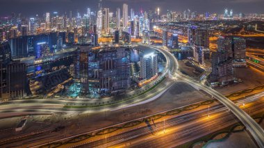 Panorama, Dubai 'nin ufuk çizgisini iş sahası ve şehir merkezi zaman çizelgesiyle gösteriyor. Birçok modern gökdelenin ve Al Khail yolundaki yoğun trafiğin havadan görüntüsü. Birleşik Arap Emirlikleri.