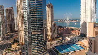Panorama, Dubai Marina ve JBR bölgesini ve güneş doğarken Basra Körfezi 'ndeki ünlü Ferris Wheel zaman çizelgesini ve altın kum plajlarını gösteriyor.
