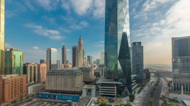 Dubai Uluslararası Finans Bölgesinde Gündoğumu geçiş zamanı. Sabahları panoramik ofis kulelerinin görüntüsü. Şehir merkezine yakın otelleri ve alışveriş merkezleri olan gökdelenler.