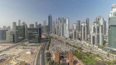 Panorama, Bay Bulvarı 'nı Business Bay havacılık, Dubai, BAE' de modern kuleleri olan yerleşim yerlerini gösteriyor. Büyük otoparkı ve şantiyesi olan gökdelenler.