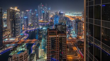Panorama Dubai Marina ve JDR bölgesindeki en yüksek yerleşim bloğundaki çeşitli gökdelenleri gösteriyor. Pek çok kule ve yat