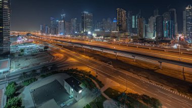 Panorama, Dubai marinasının gökdelenlerin en yüksek binasını gösteriyor. JLT bölgesinden apartman binalarına, otellere ve otoyol yakınlarındaki iş kulelerine hava manzarası.