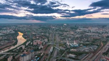Günbatımından sonra Moskova şehrinin hava görüntüsü gece gündüz geçiş zamanı. Moskova 'nın iş merkezindeki gözlem platformundan. Moskova nehri ve yaz akşamları yollarda trafik