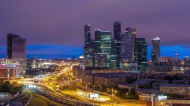 Moskova Uluslararası İş Merkezi Moskova 'nın şehir trafik zaman çizelgesi ve gökdelenlerinin gece gündüz geçiş görüntüsü. Kievskiy tren istasyonunun yanındaki çatıdan gökyüzü manzarası