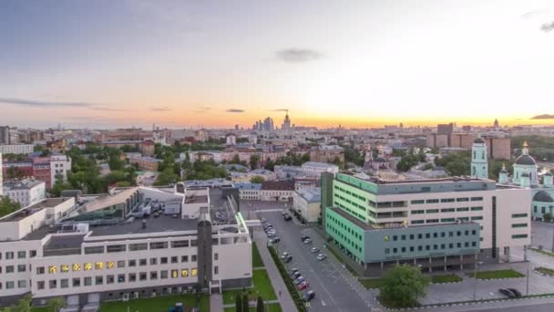 莫斯科的空中全景 从天而降 从天而降 在俄罗斯莫斯科 摩天大楼 克里姆林宫塔和教堂 背景上的钟楼 道路上的交通 — 图库视频影像