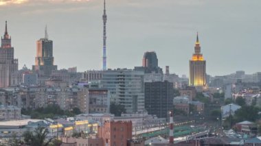 Ostankino TV kulesi ve Stalin gökdelenleri tren istasyonu yakınlarındaydı. Moskova, Rusya 'da yaz aylarında gökyüzü manzaralı konut binaları ve çatılar
