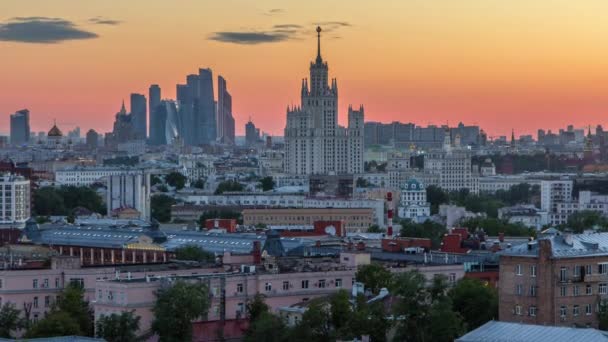 摩天大楼从天而降 从天而降 从克里姆林宫的塔楼和教堂 到俄罗斯莫斯科夜晚空中全景的钟楼 从天而降 日落橙色的天空 — 图库视频影像