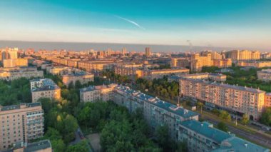 Moskova 'da şafak vakti sarı güneş altında. Taş ormanında hayat. Sabahın erken saatlerinde. Gölgeler evlere taşınıyor. Leninskiy Bulvarı 'nın çatısından Megalopolis hava panoramik manzarası.