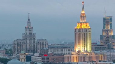Moskova, Rusya 'daki Komsomolskaya meydanındaki Stalin gökdelenlerini ve üç tren istasyonunu gece gündüz yakından görüyoruz. Çatıdan hava görüntüsü.